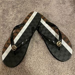 Michael Kors flip flops✨